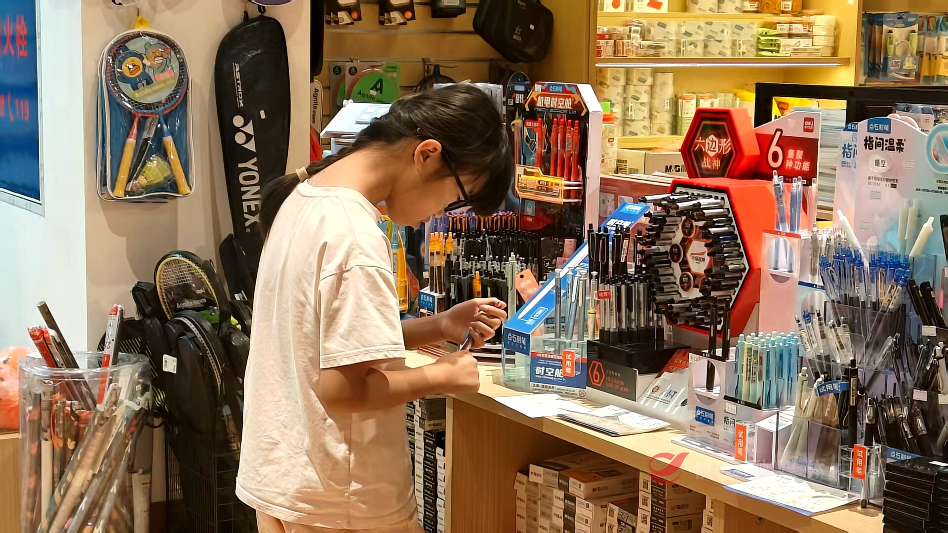 开学经济升温 攸县新华书店文具销售迎高峰