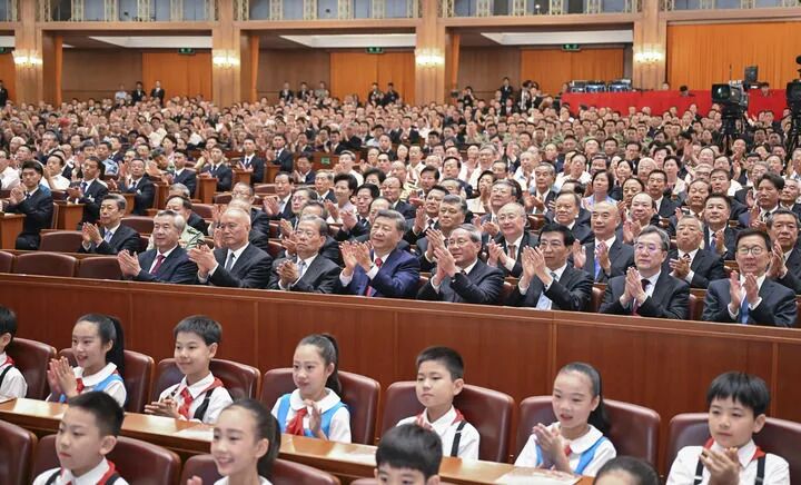纪念中国人民抗日战争暨世界反法西斯战争胜利80周年文艺晚会《正义必胜》在京隆重举行 习近平等出席观看
