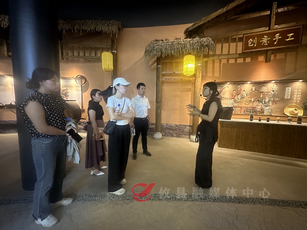 网络达人“边走边学”走进企业   助力企业健康发展