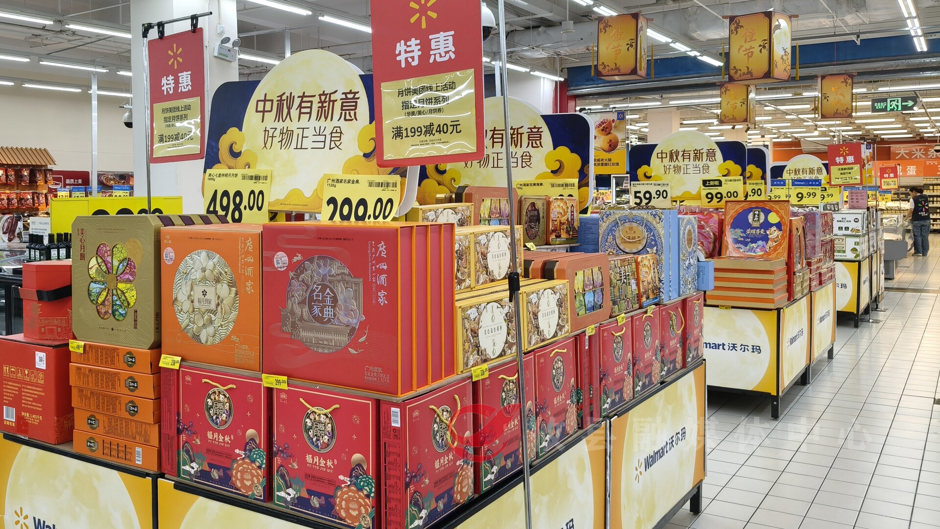 【我们的节日·中秋】中秋“气氛组”就位  各式月饼上市