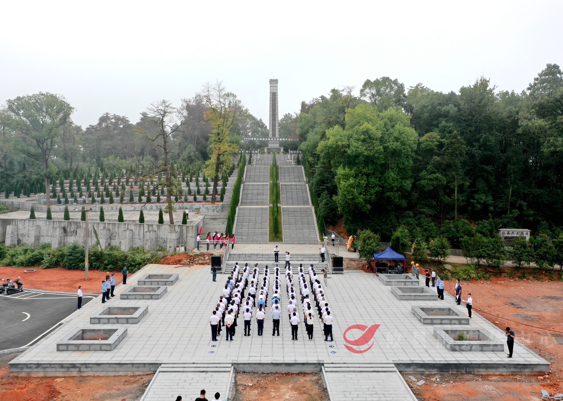 青山忠骨铸丰碑 攸县举行2025年烈士纪念日向英雄烈士敬献花篮仪式