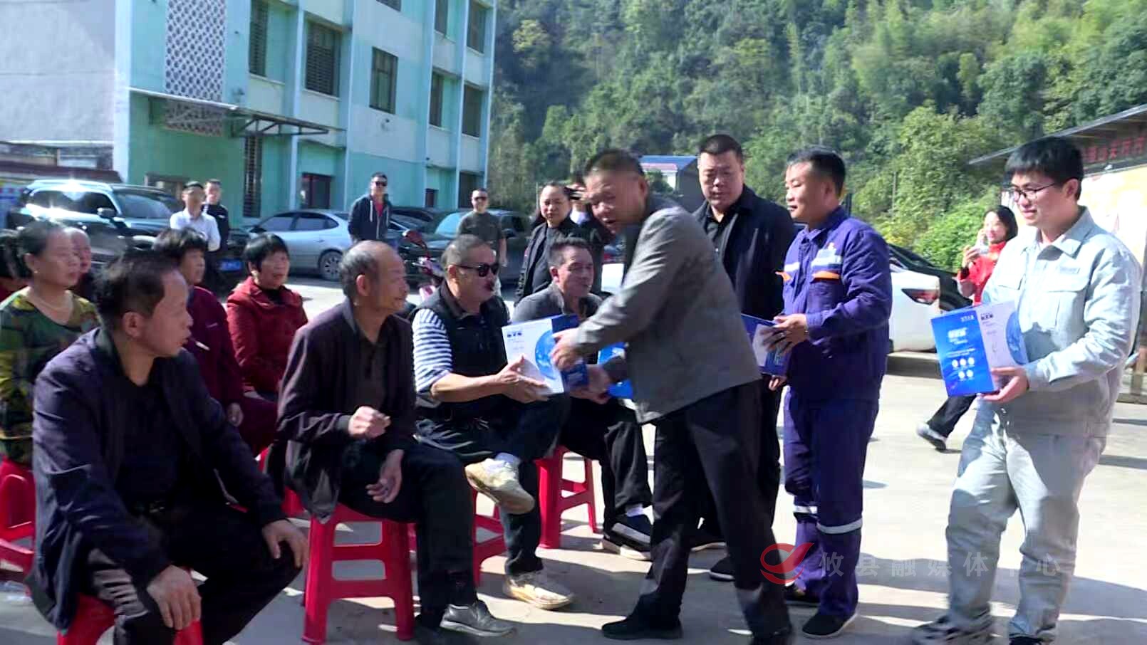 皇图岭镇：政企同心筑暖桥 重阳敬老情意浓