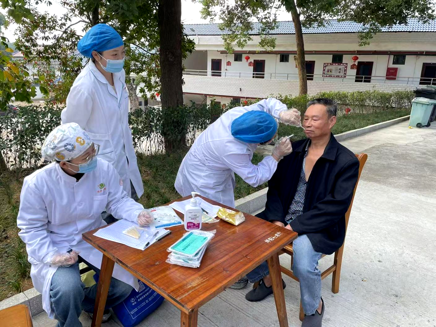 情暖重阳 爱润桑榆  攸县工商联（总商会）携手宁家坪政府及卢伟彬口腔医院开展敬老慰问活动