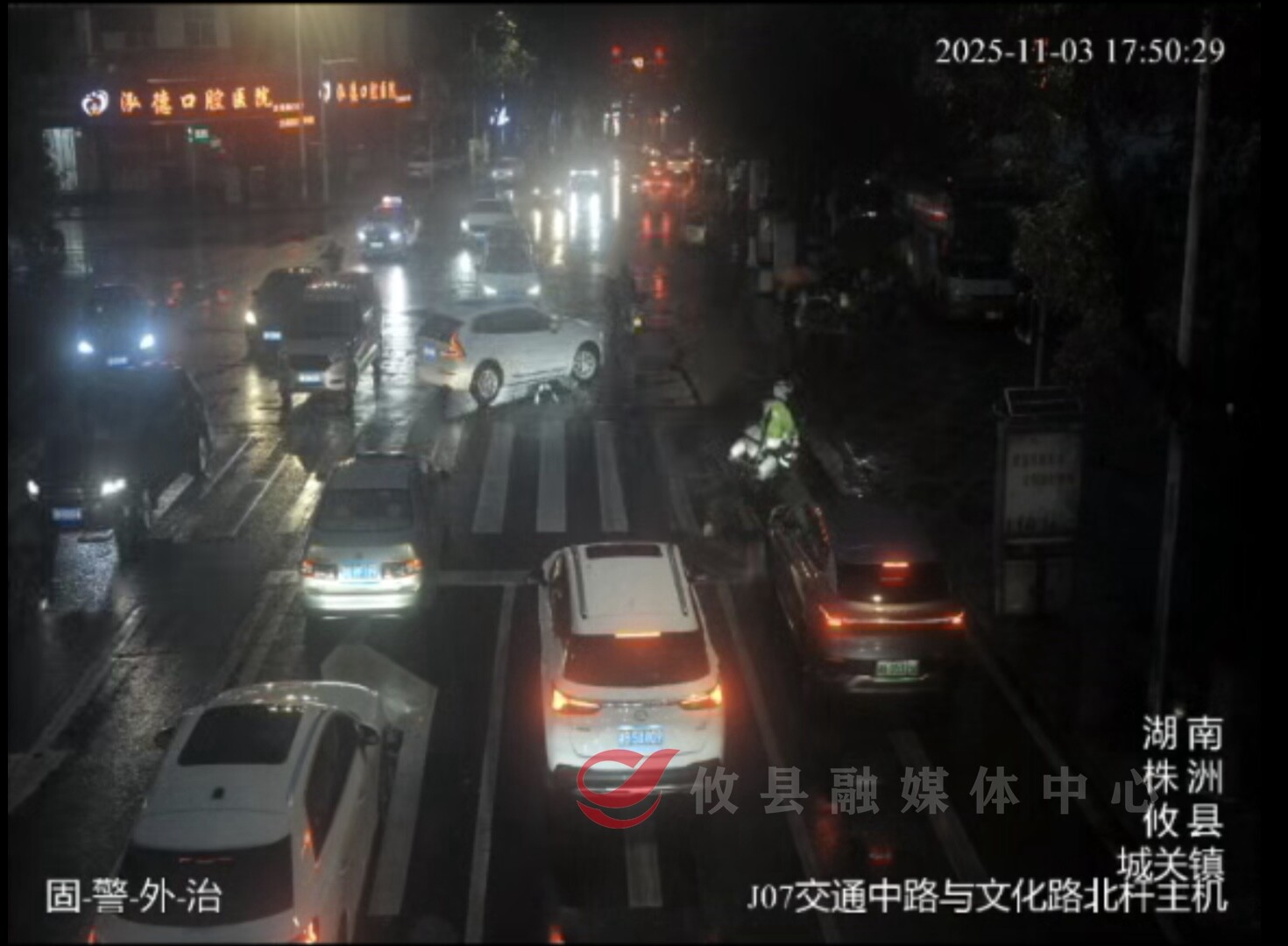 老人突发疾病遇晚高峰，攸县铁骑紧急送医！