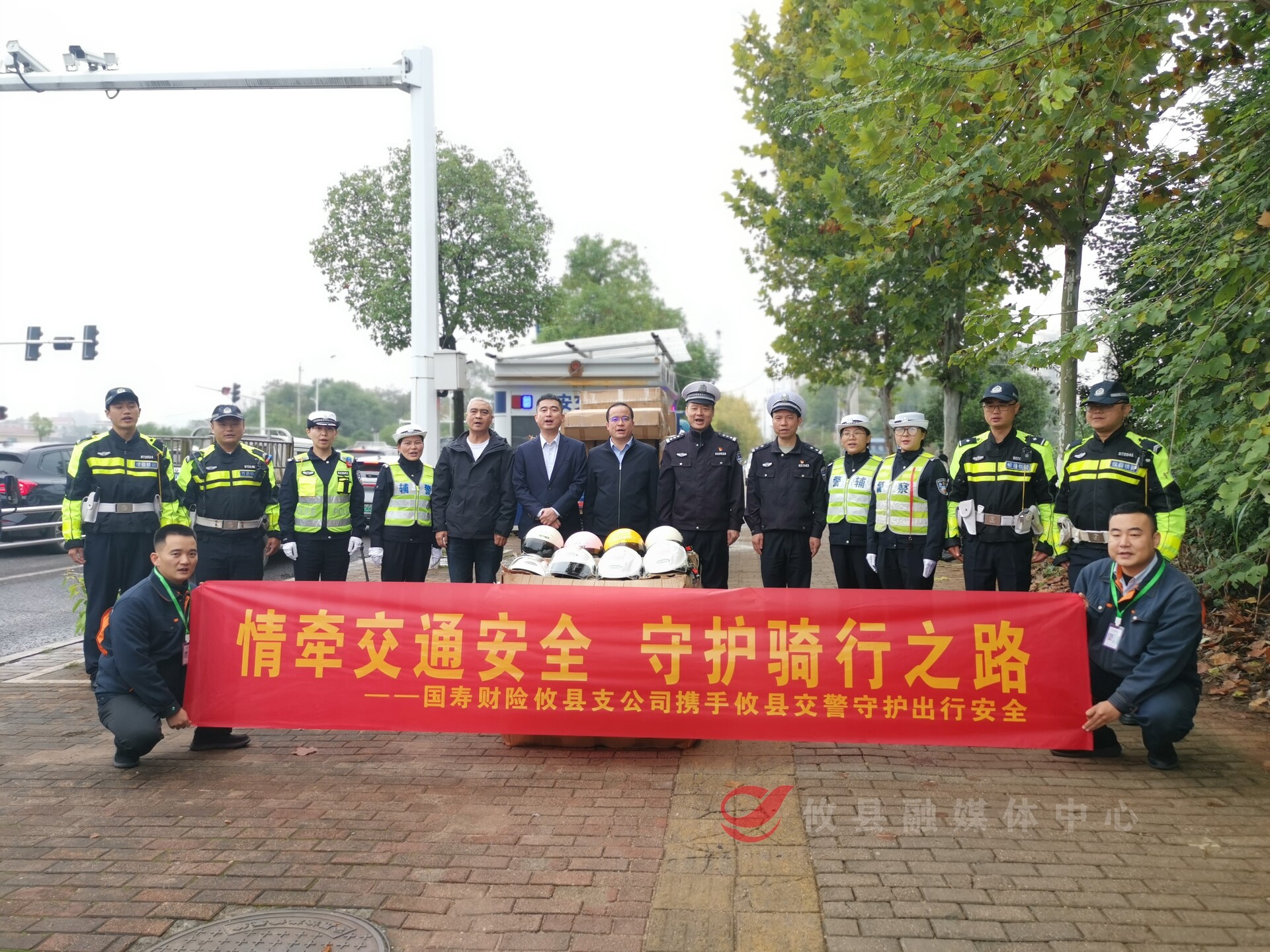 攸县交警携手人寿财险开展“一盔一带”公益活动 传递安全温度