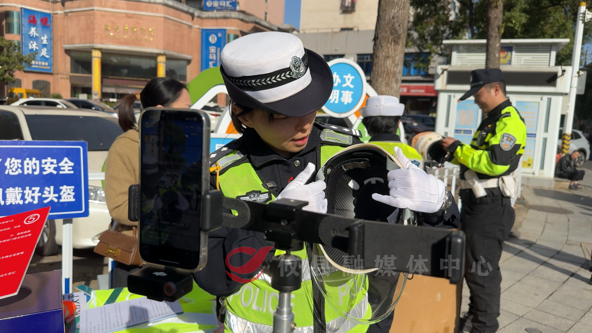 “屏”安守护！攸县交警街头直播“带货”，免费头盔送送送！