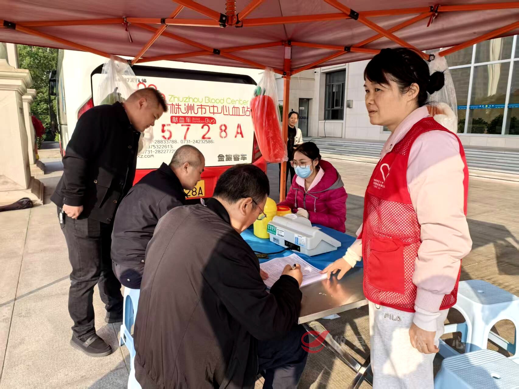 攸县公安干警积极参与无偿献血   藏蓝大爱为生命续航