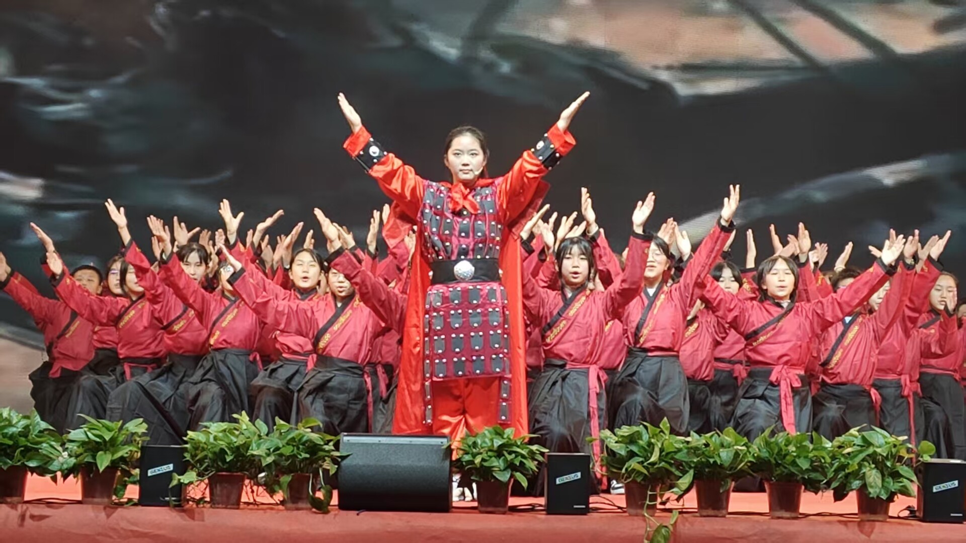 一堂生动的舞台“思政课”：震林中学“党建+艺术周”晚会启智润心