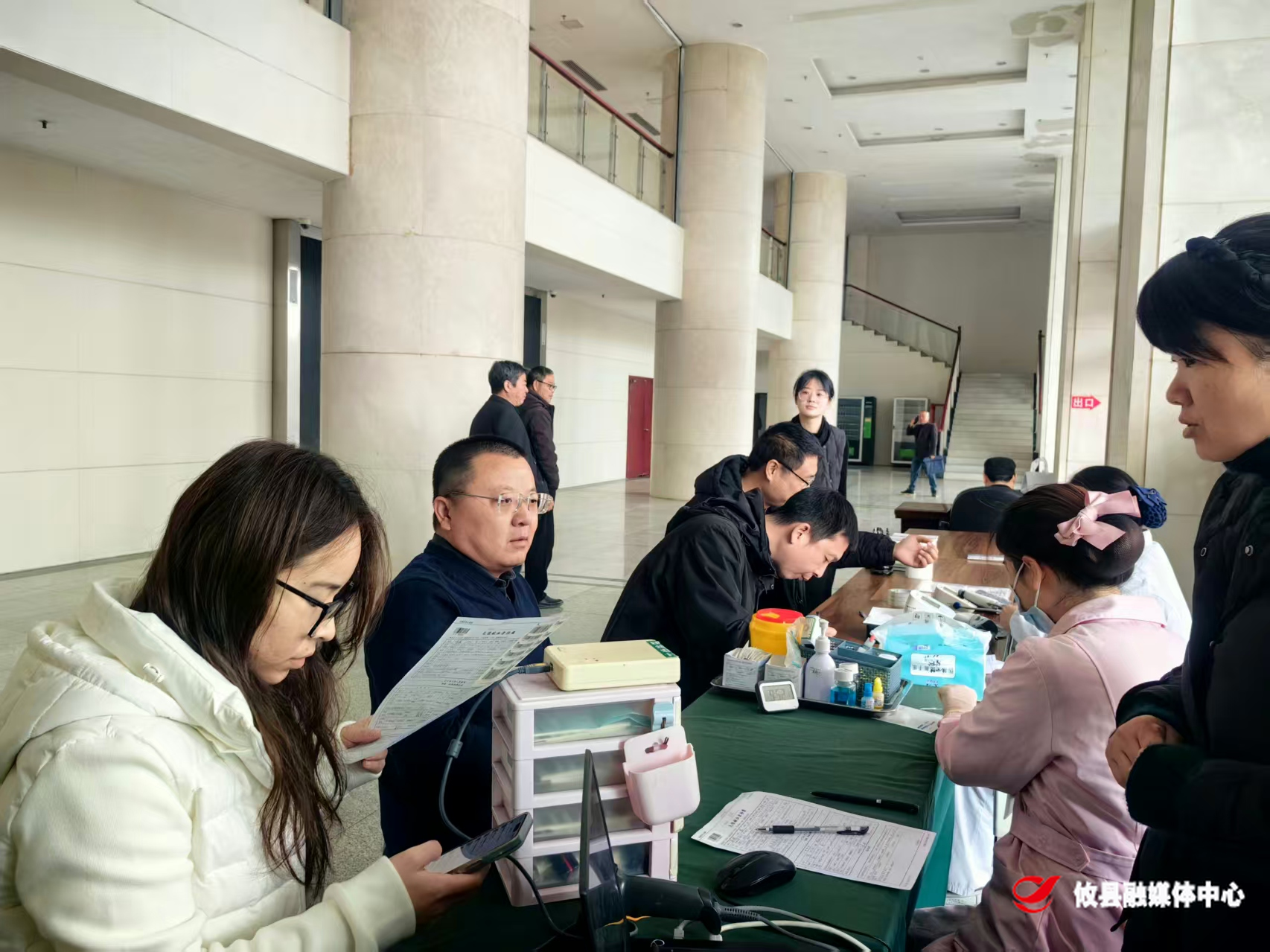 攸县机关干部踊跃参与无偿献血活动 用热血传递冬日温暖