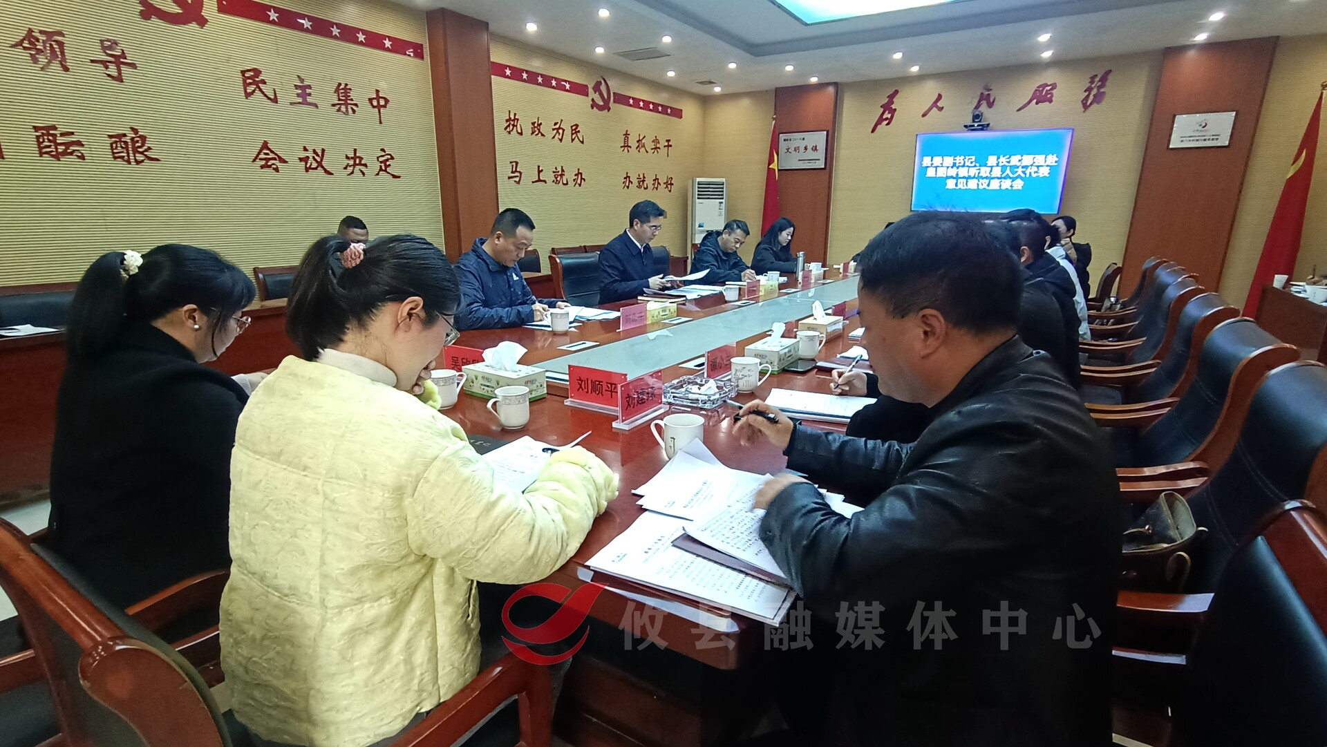 武挪强赴皇图岭镇听取县人大代表意见建议