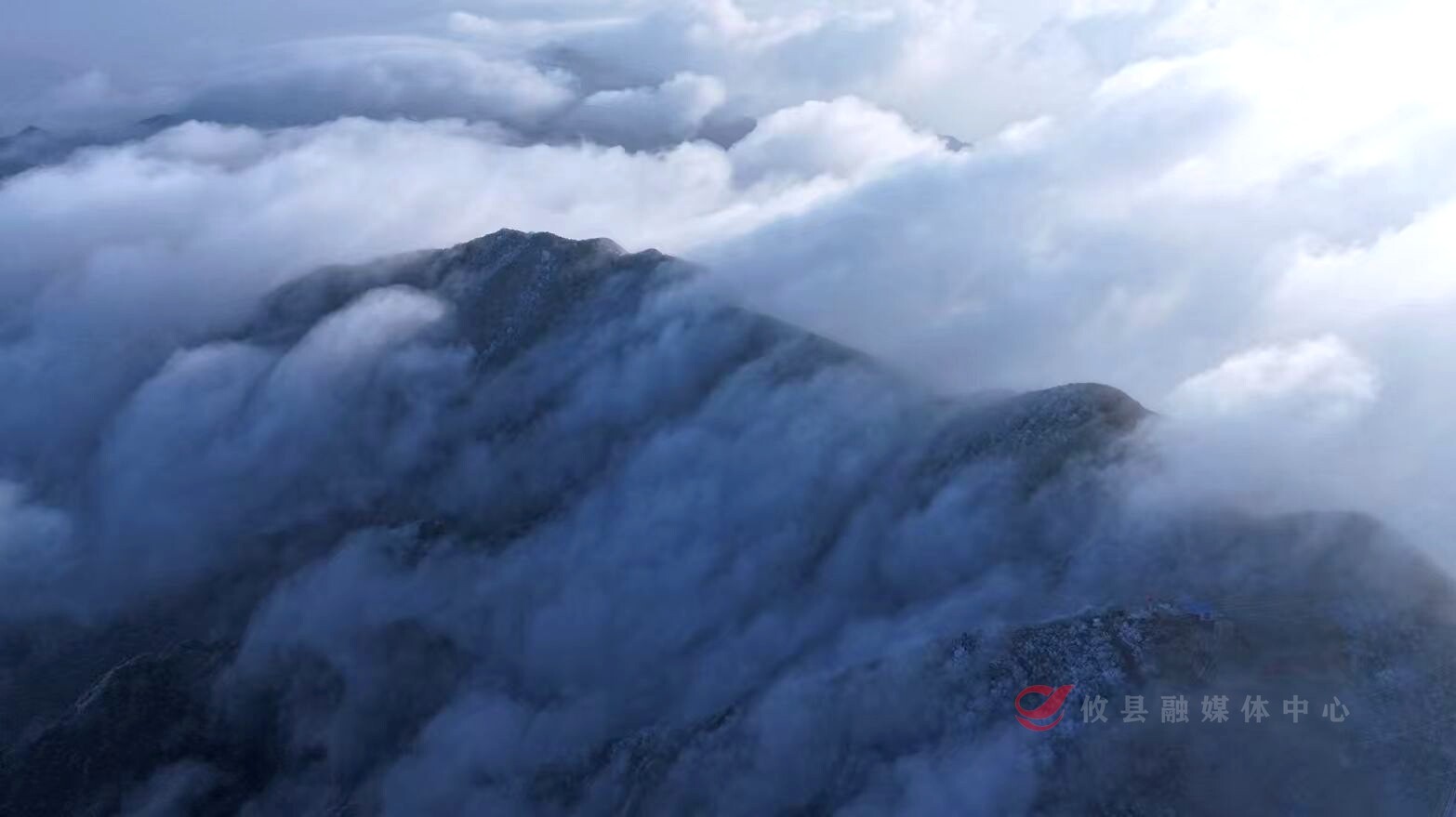 寒潮“速冻” 绘就“仙境” 攸县最高峰太和仙同现雾凇云海