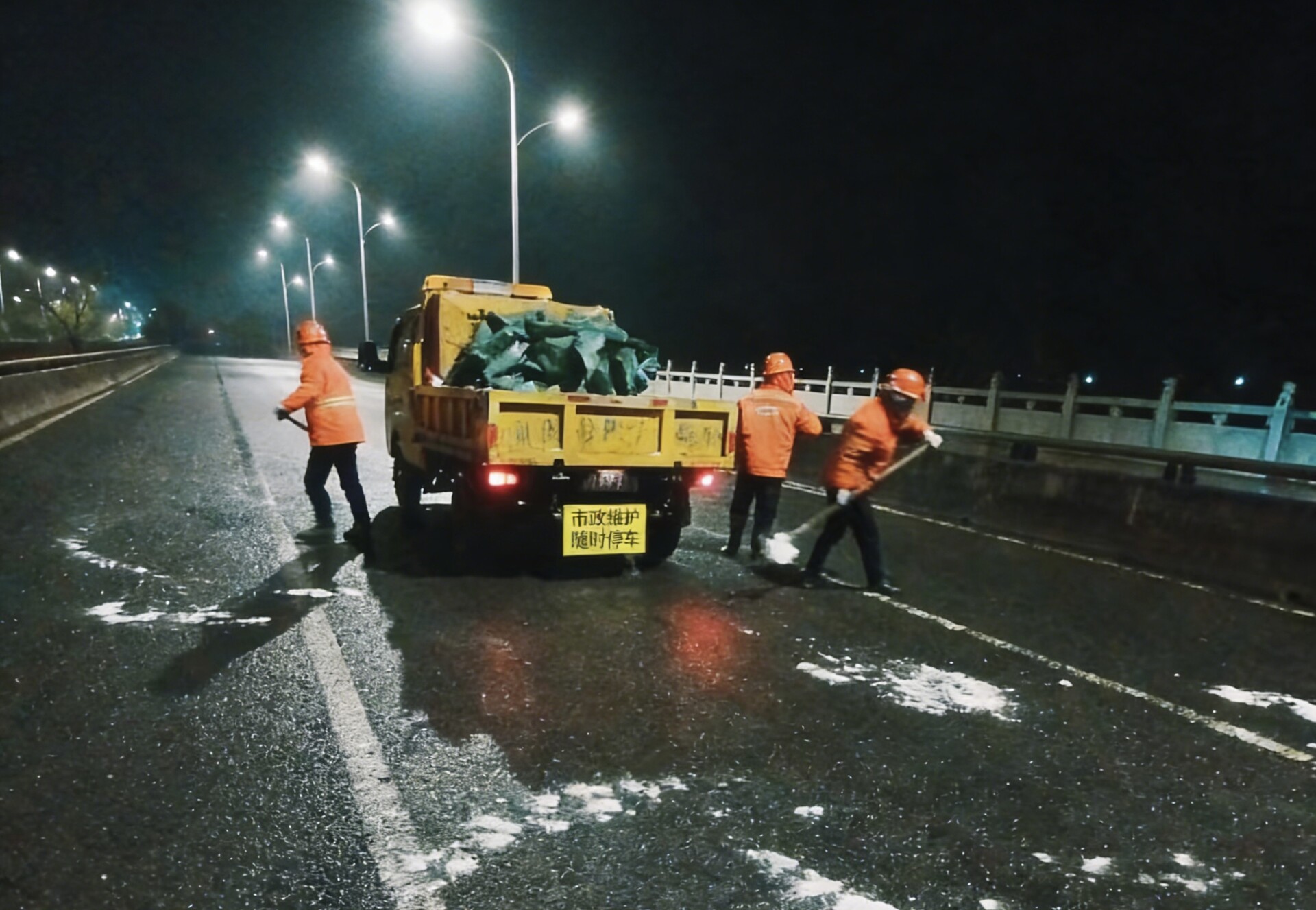 以雪为令 守路护安——攸县城管局全力筑牢低温雨雪冰冻天气安全防线