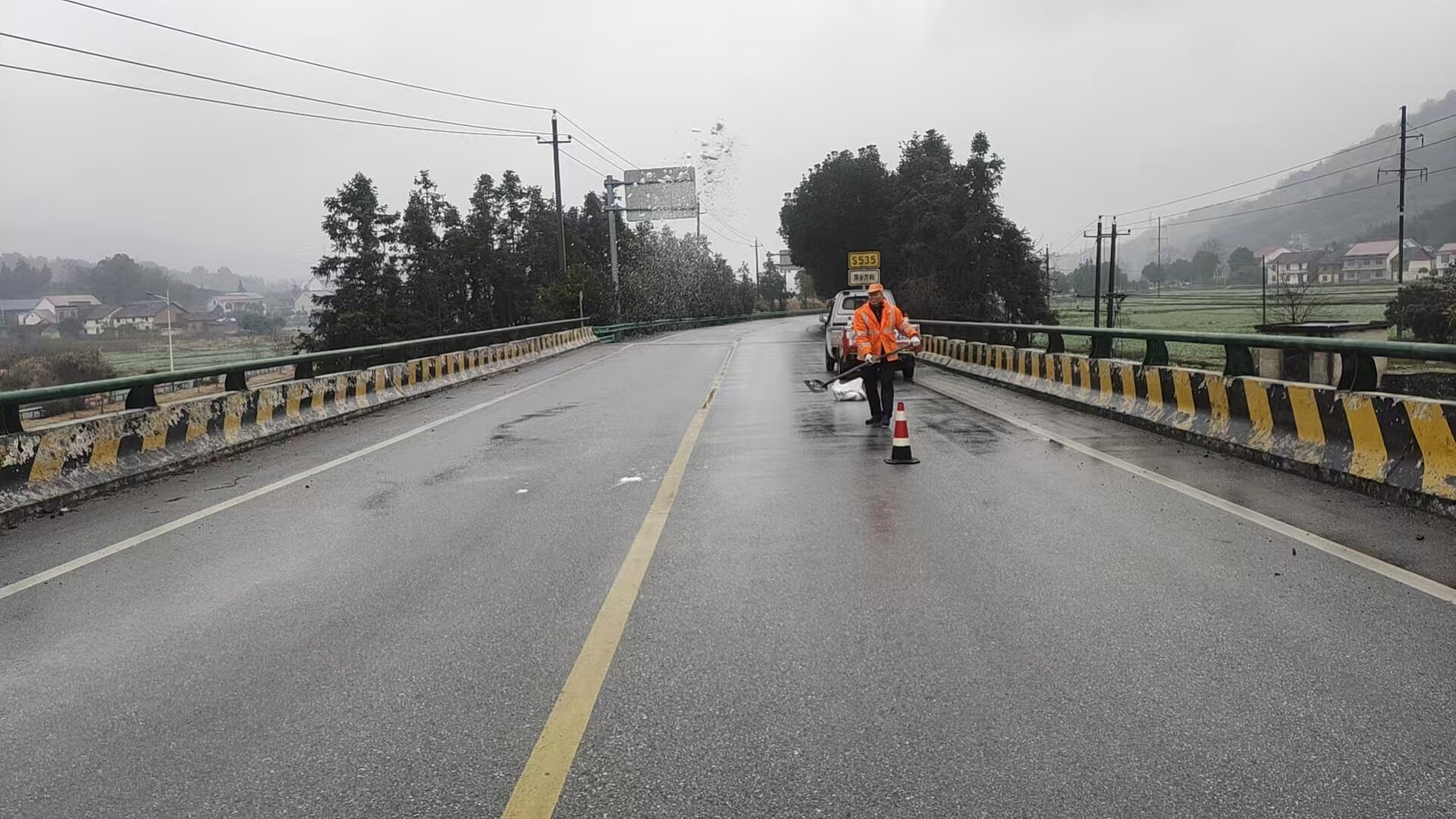 闻“雪”而动战严寒 护路保畅守平安 —县交通事务中心筑牢雨雪天气公路出行防线