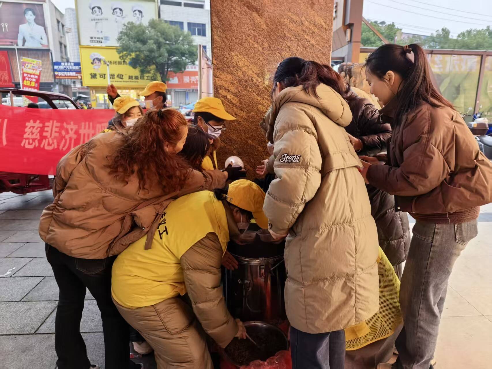 腊八送暖！志愿者免费施粥，传递城市温情