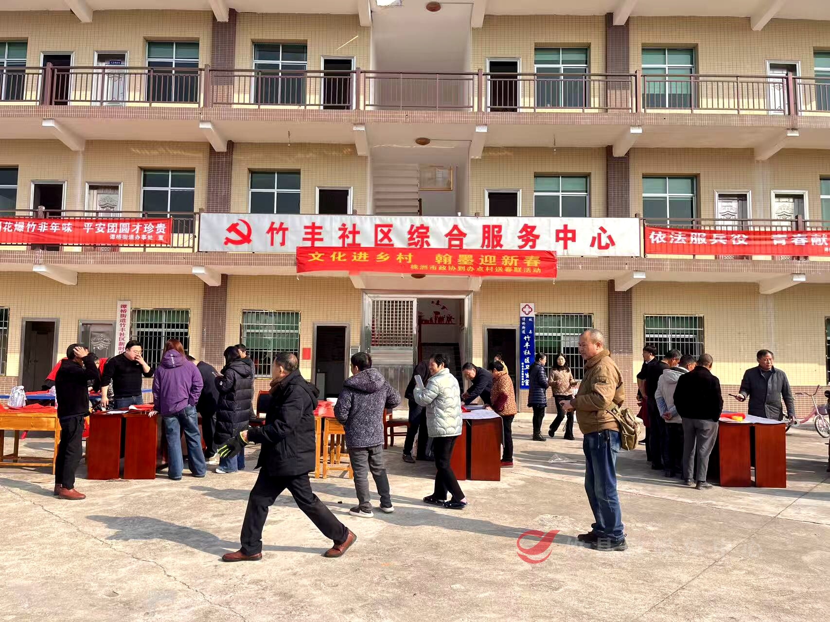 株洲市政协办来攸开展送春联活动