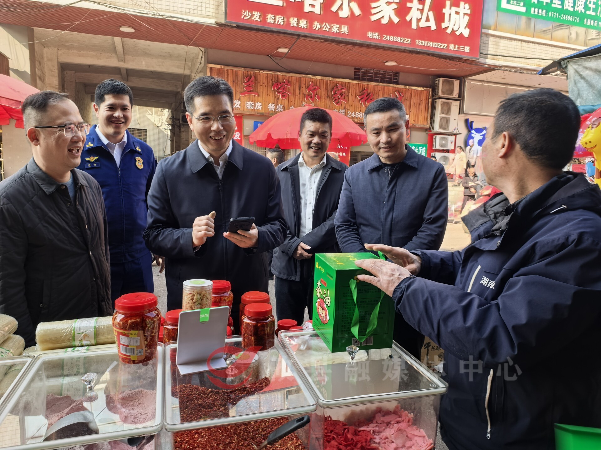 武挪强督导节前安全生产、市场保供工作并带头消费