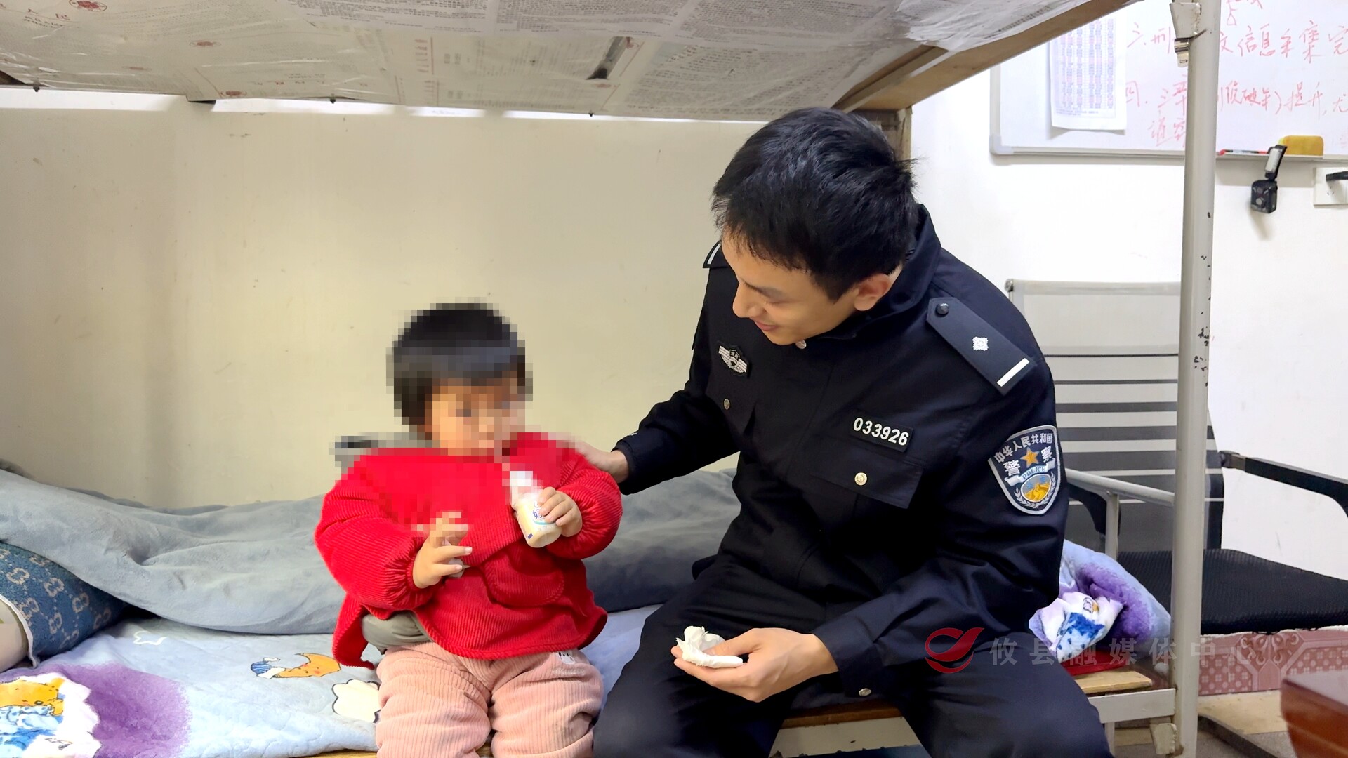 幼童溜出家门迷路 警方“奶爸式”呵护助返家