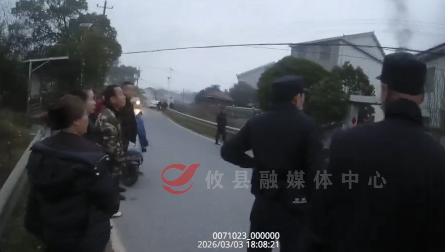 攸县：民房突发火情 民警化身“救火卫士”护民安