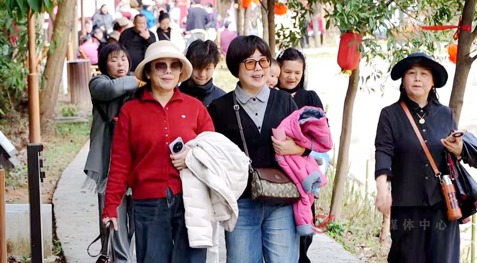 以春为媒 为“她”而歌  酒仙湖景区“三八”盛宴里的爱与自由