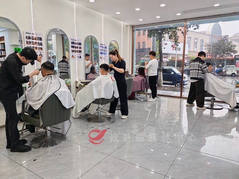 二月二“龙抬头”   攸县市民争相“剃龙头”