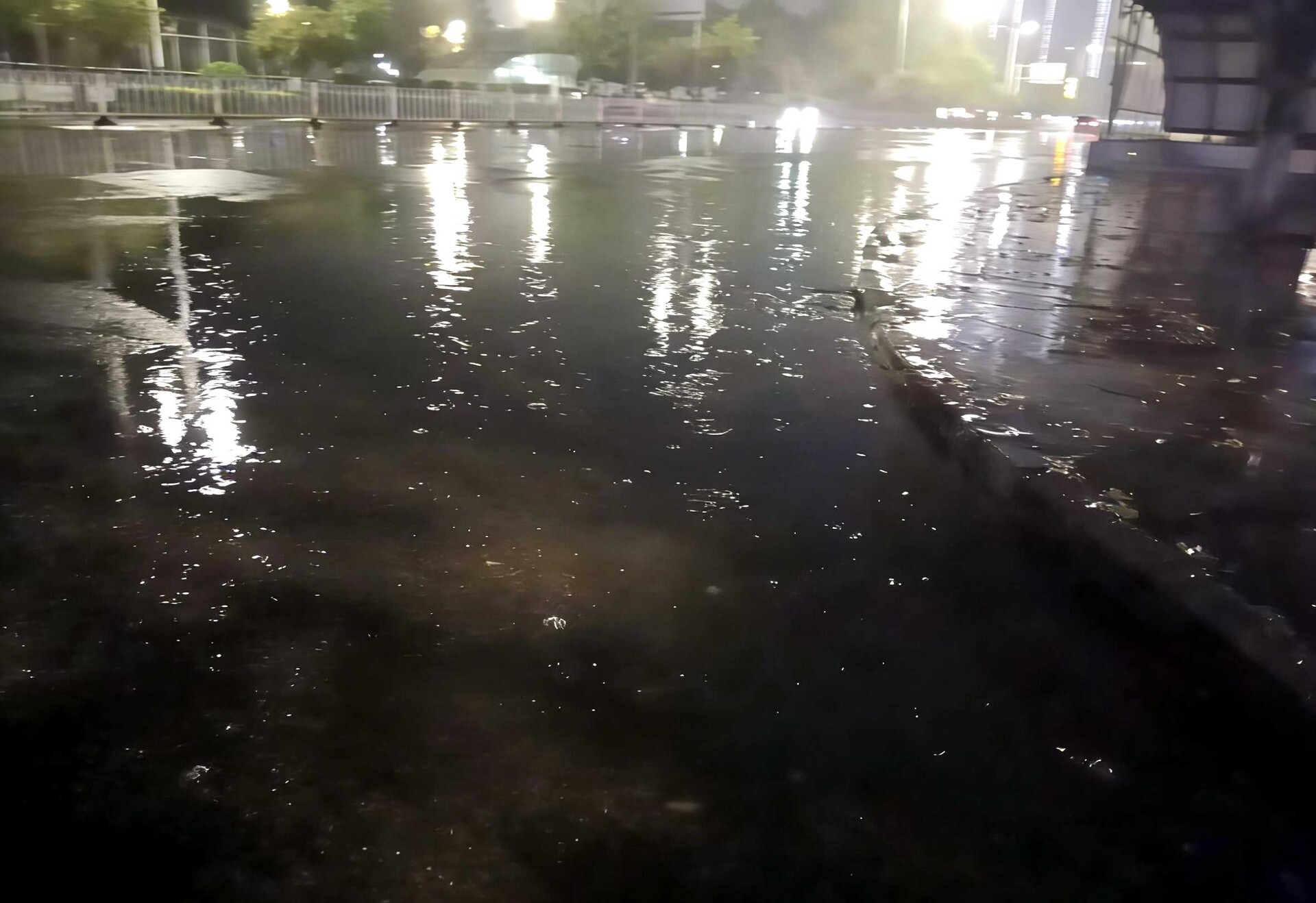 攸县城管恪尽职守  积极防范应对第一轮强降雨
