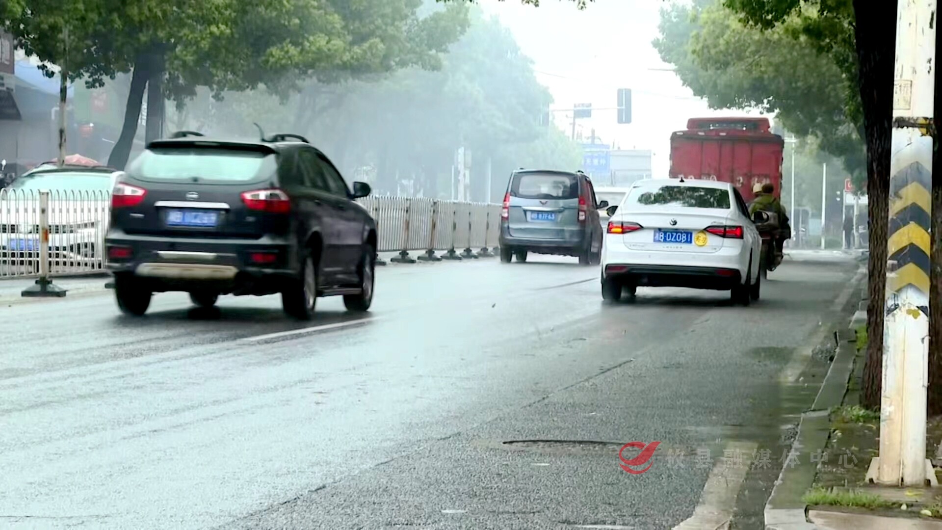 交警提醒：雨天行车“稳”字当头，这些细节别忽视
