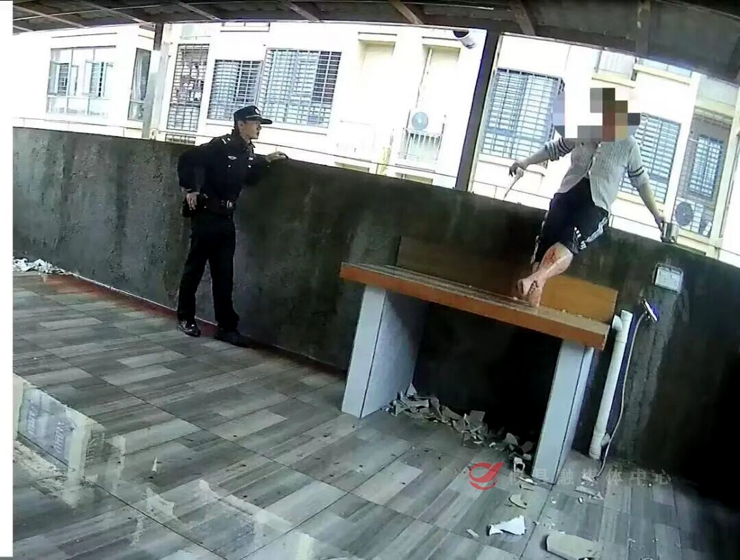 生死救援！女子欲跳楼轻生 民警上演“生死营救”