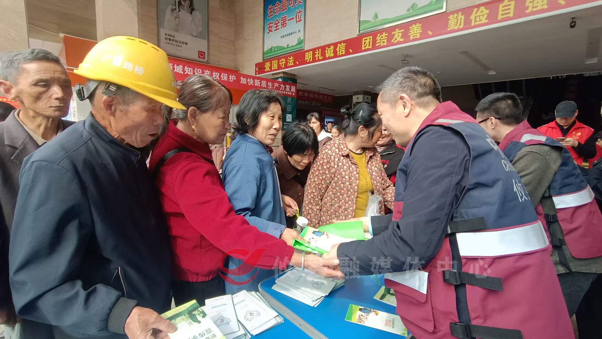攸县开展《职业病防治法》宣传周宣传活动