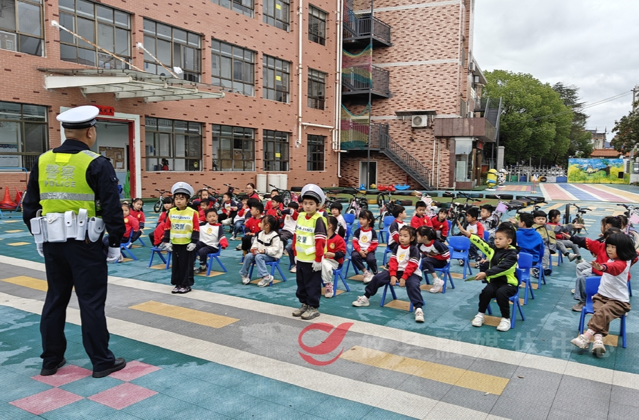 交警进校园 安全伴“童”行——攸县交警走进健坤小荷幼儿园开展交通安全宣传