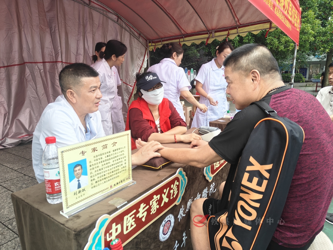 攸县：“健康集市”摆进雪花社区 体检签约送到家门口