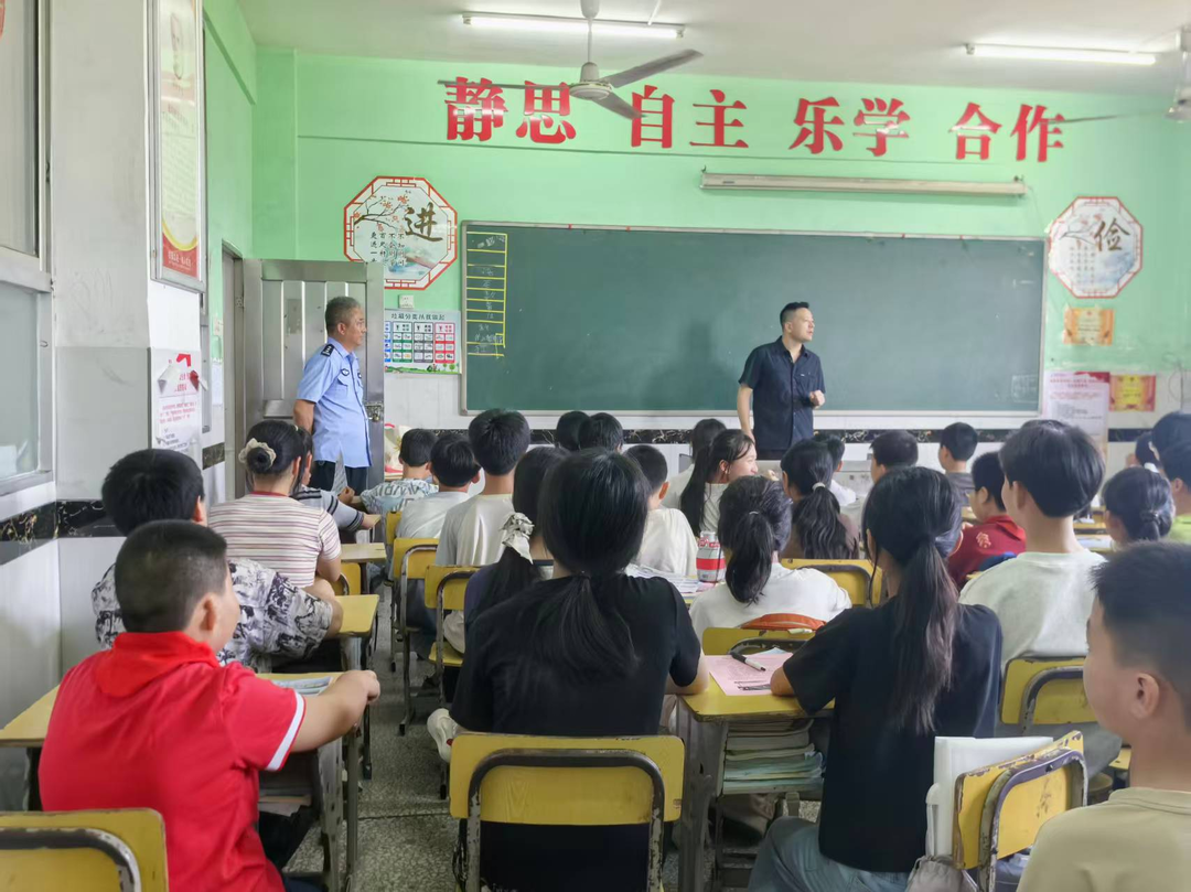 法润乡村 “典”亮校园——谭桥司法所开展法治宣传系列活动