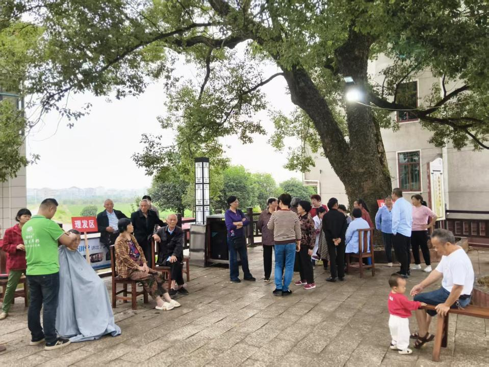 聚“共益”微光 暖桑榆时光——攸县春联街道山背社区开展关爱老年人公益便民服务活动