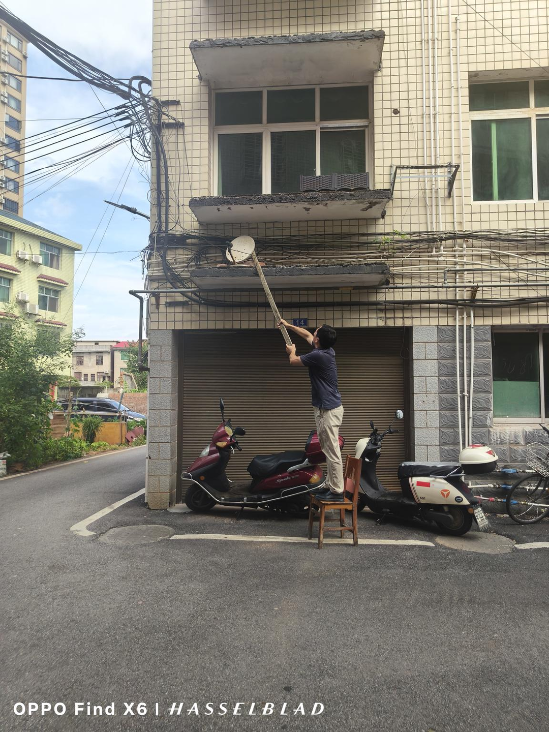 攸县文旅广体局依法拆除小区违规“卫星锅” 筑牢安全防线