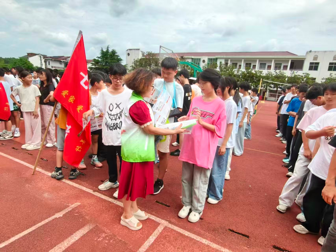 与法同行  健康成长——酒埠江司法所开展法治教育宣传活动