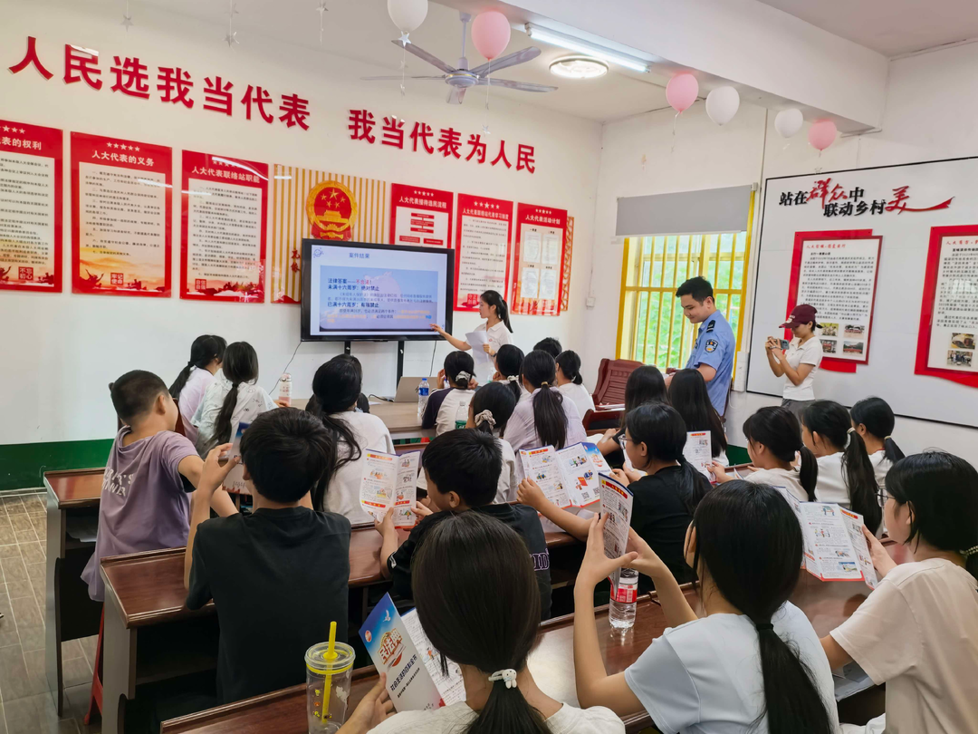渌田司法所开展大学生“送法下乡”普法 宣传活动