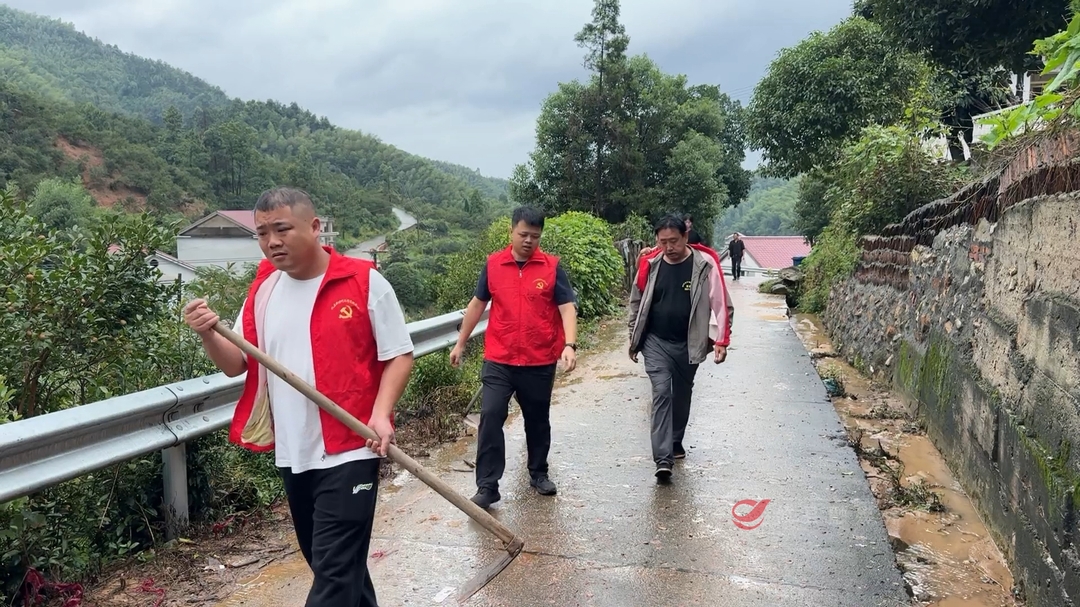 迎战台风“沙德尔”   丫江桥镇：快速响应加密地灾巡查排查 筑牢群众生命财产防护网