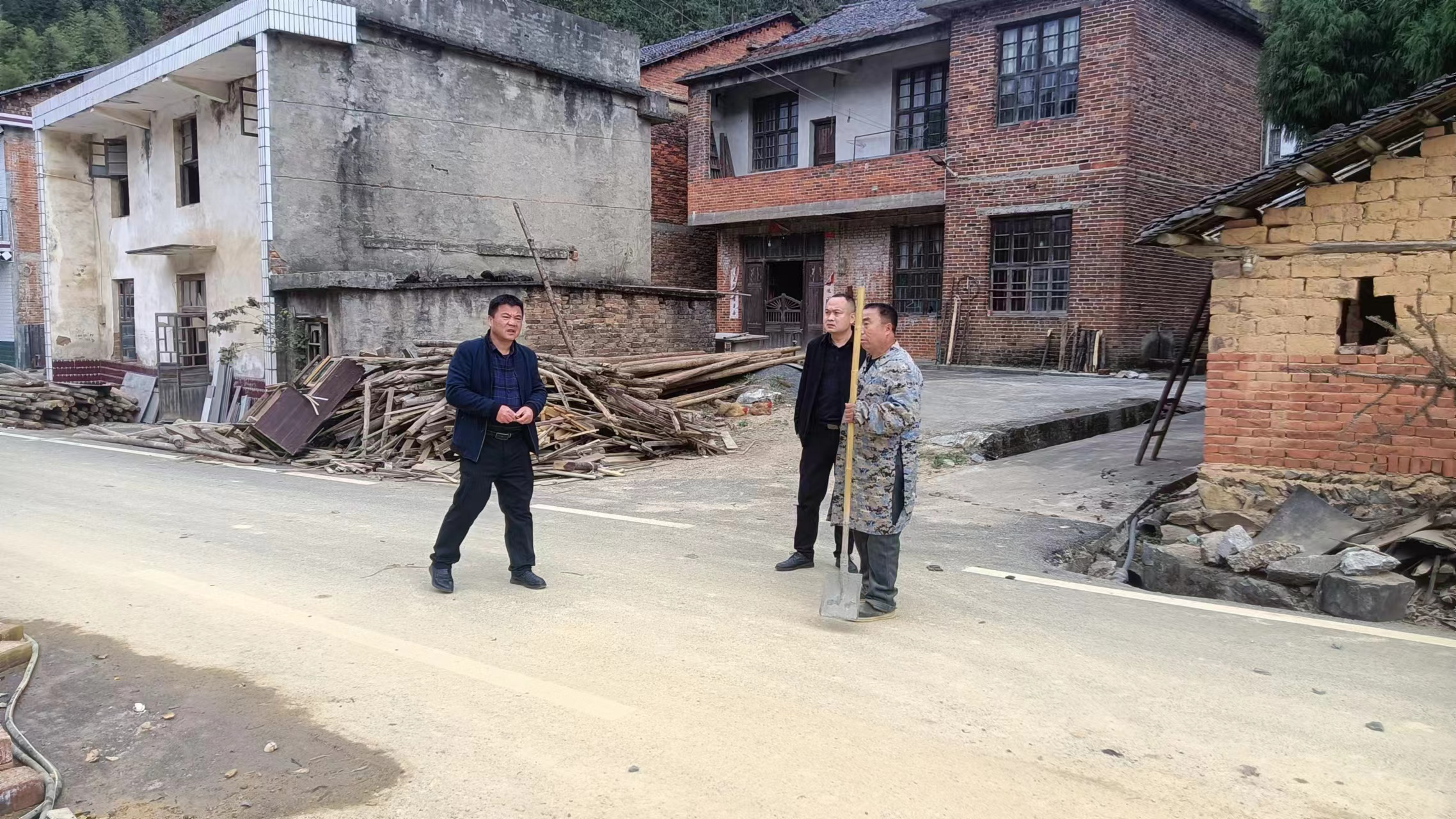 莲塘坳镇：调解建房纠纷 排查安全隐患