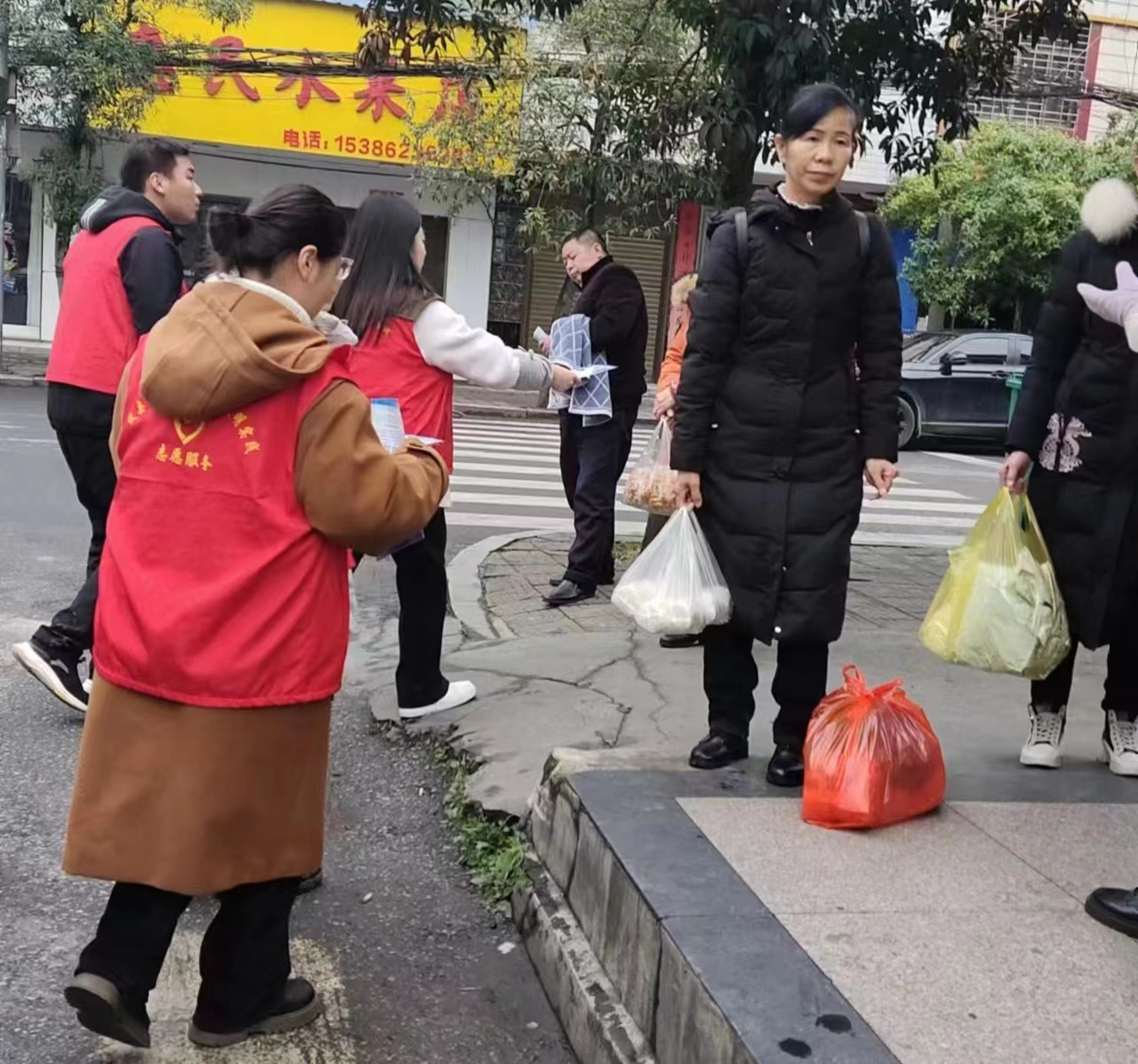 黄丰桥镇开展违法建设治理宣传活动
