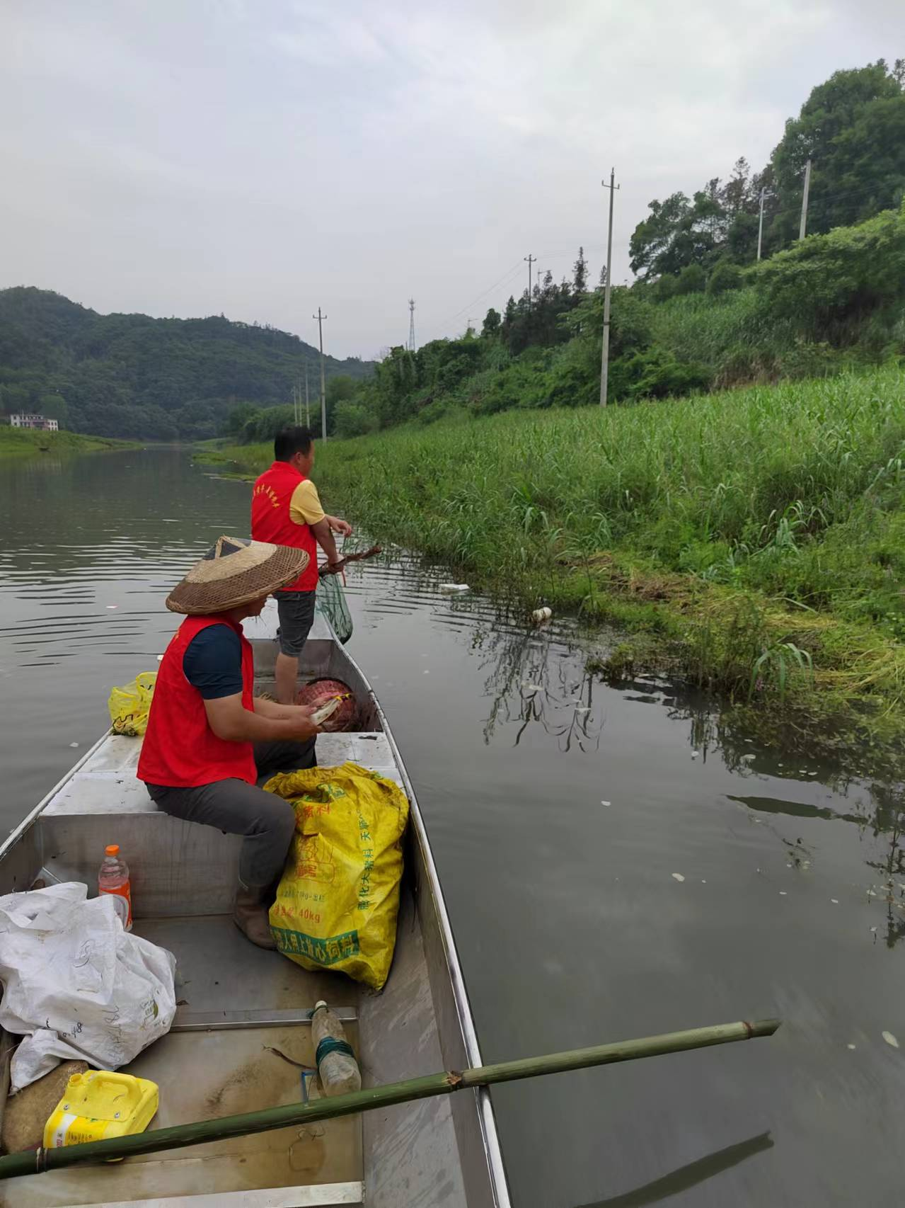 清理水库垃圾 守护绿水青山——黄丰桥镇开展酒埠江库区水面垃圾清理行动