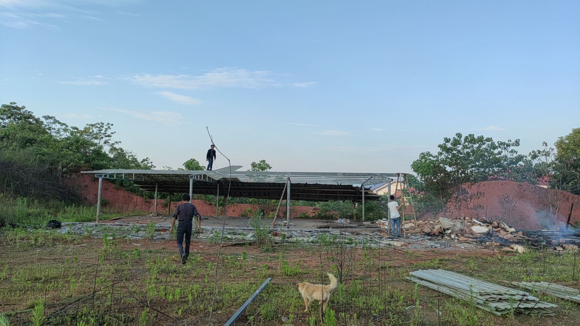 菜花坪镇：拆除历史遗留建筑，推进生态环境修复