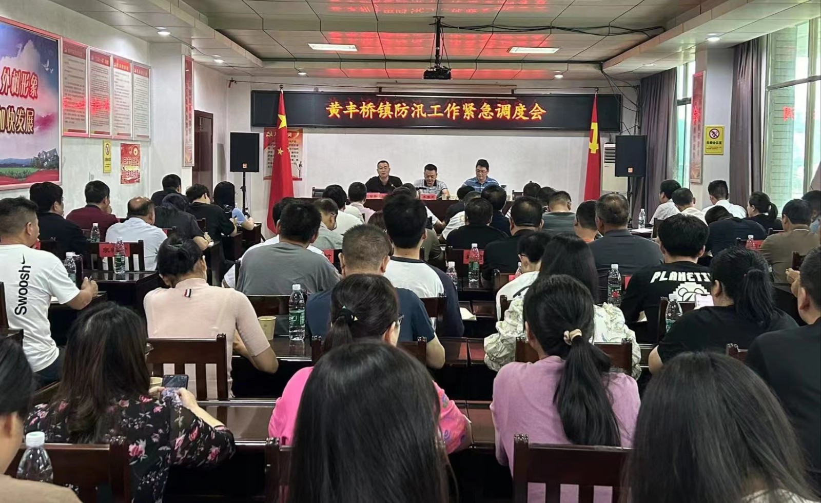 以雨为令、闻“汛”而动——黄丰桥镇召开防汛工作紧急调度会