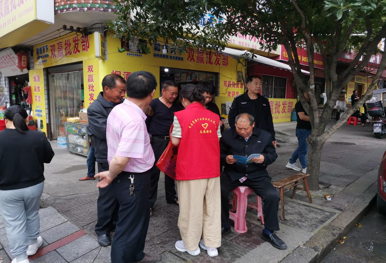 黄丰桥镇开展耕地保护宣传活动