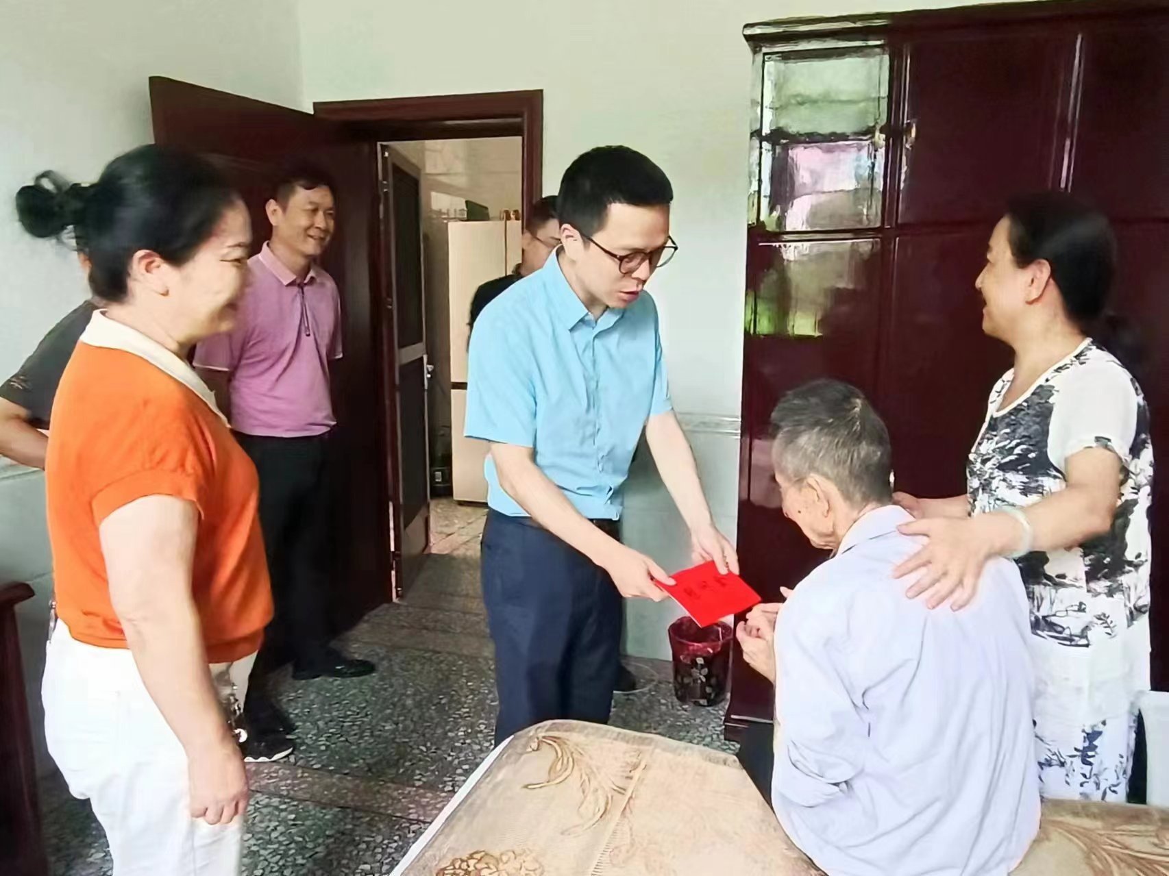 县领导到宁家坪镇进行“七一”慰问和督导防汛工作