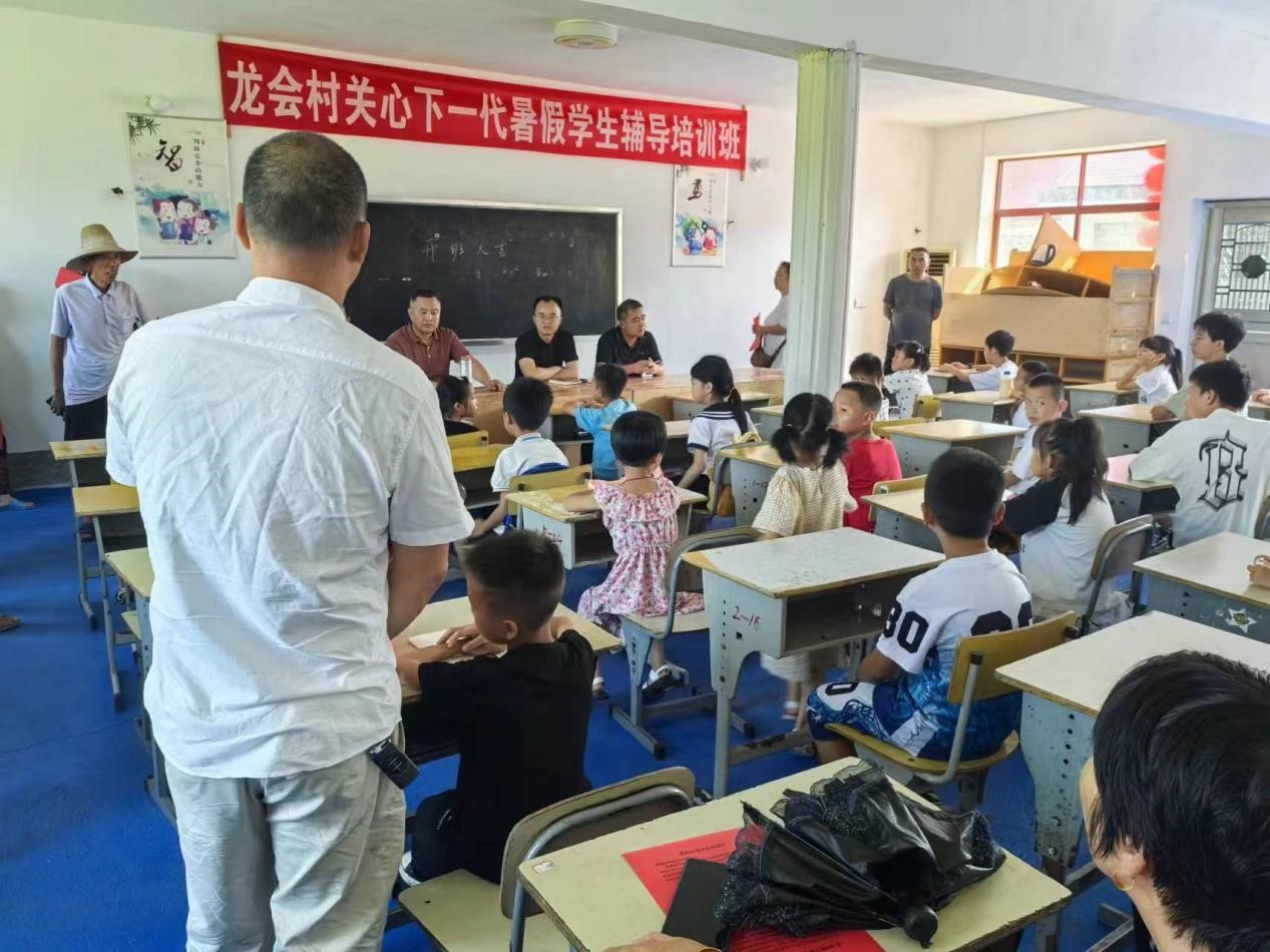 鸾山镇：开班第一课 “防溺水”安全教育走进龙会村暑假学生辅导班