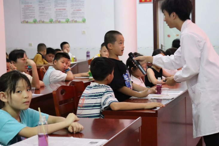 黄丰桥镇墙背村：青春携手童心 共度七彩假期