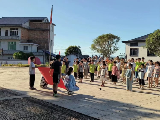 大学生支教团队暑期走进石羊塘镇 让劳动铸就辉煌，红旗引领方向