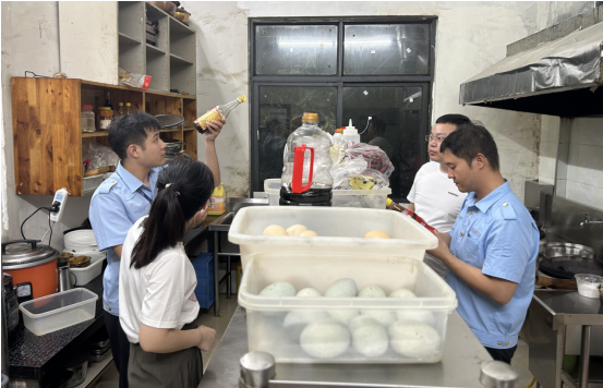 攸县市监局：夜宵市场突击夜查，市场监管保障到“胃”
