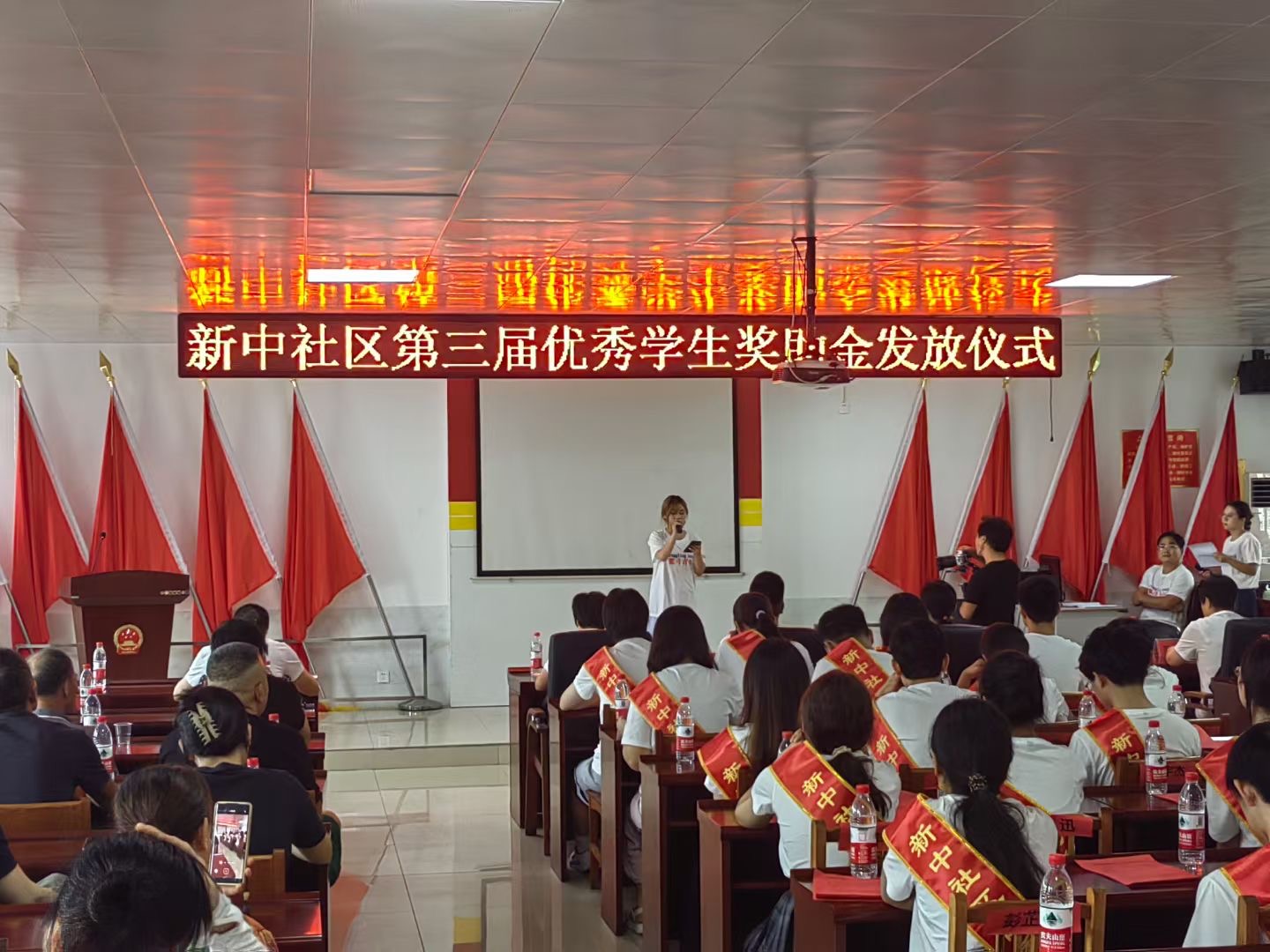 新市镇：今朝助学凌云木，重霄华夏有栋梁