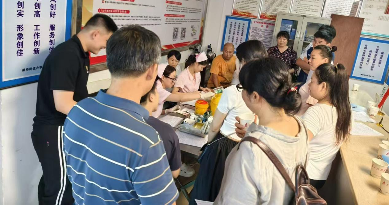谭桥街道：高温难挡爱心热流 献血活动火热开展