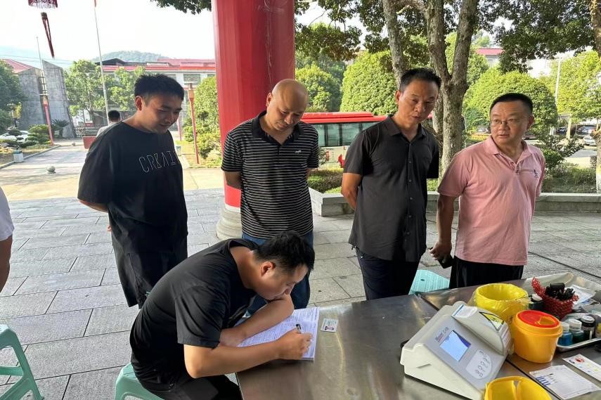 “献血无偿 爱心无疆”——鸾山镇组织开展无偿献血活动